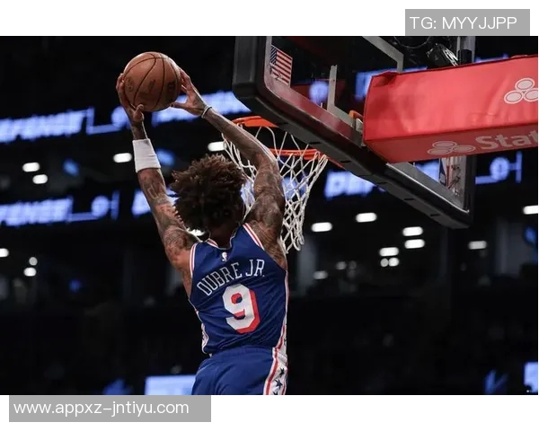 乌布雷半场表现全面贡献12分5板2助2断1帽展现全能实力 乌布雷半场表现全面贡献12分5板2助2断1帽展现全能实力