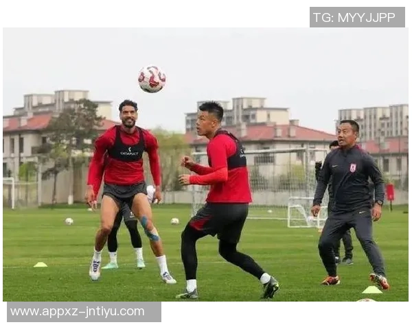 亚泰新任主帅阎峰上任43岁球队名宿力争完成准入首批目标 亚泰新任主帅阎峰上任43岁球队名宿力争完成准入首批目标